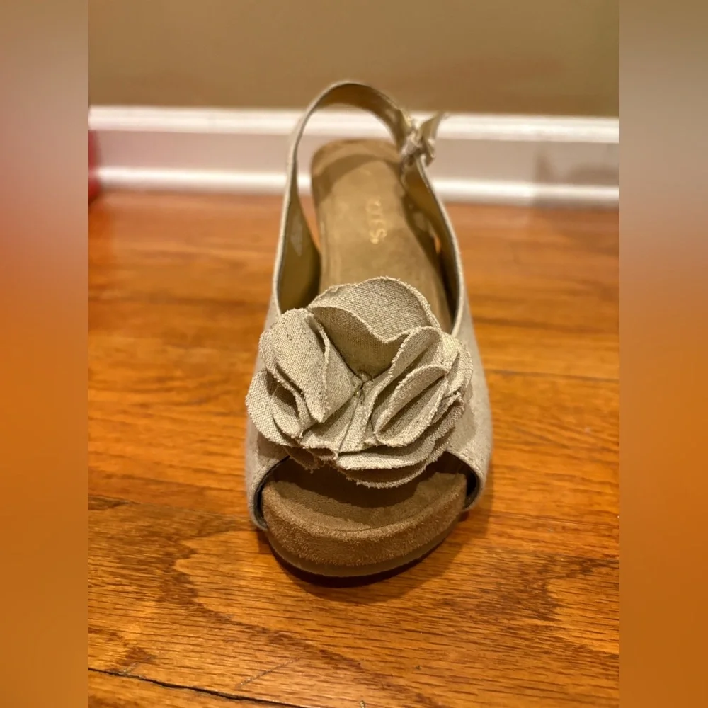 AEROSOLES chic cream